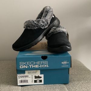 NWT Sketchers Go Lounge women’s size 8 black fur lined slip on